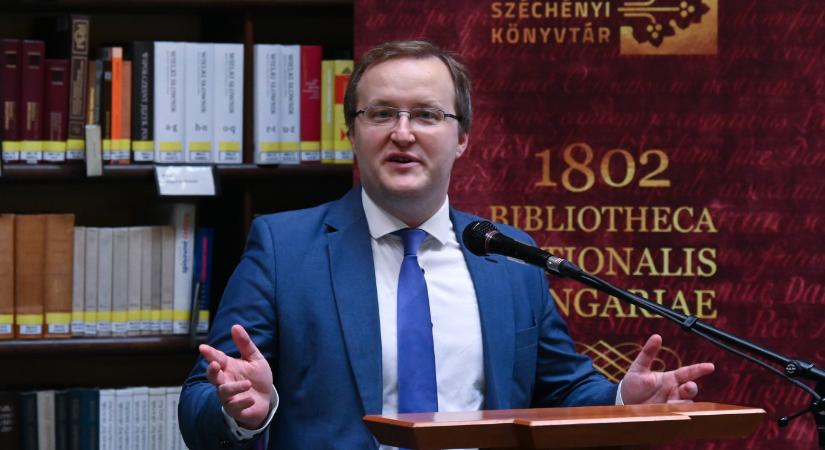 Csótányokra és penészre panaszkodott az OSZK főigazgatója, mire Demeter Szilárd kivezettette és helyben elvette a mobilját