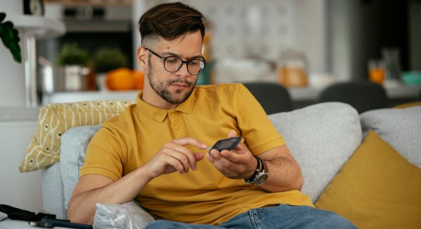 5 árulkodó jel, hogy a párod titokban még mindig az exét figyeli
