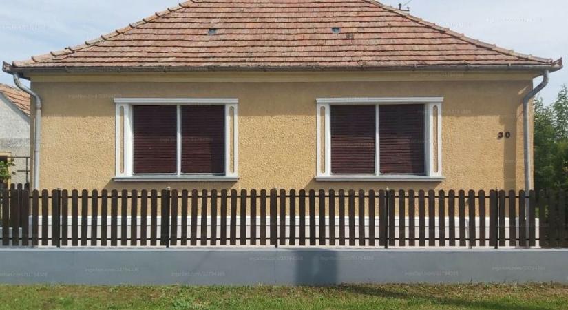 Meglepően olcsón eladó ez a Veszprém megyei családi ház, pár apróság, és költözhetsz is