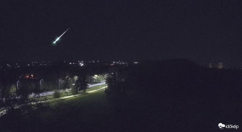 Vakító tűzgömb ragyogta be az eget Szombathelyen az éjjel - videó
