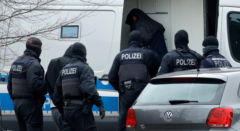 Őrizetbe vettek három férfit Németországban, akiket zsidó intézmények elleni terrortámadások előkészítésével gyanúsítanak