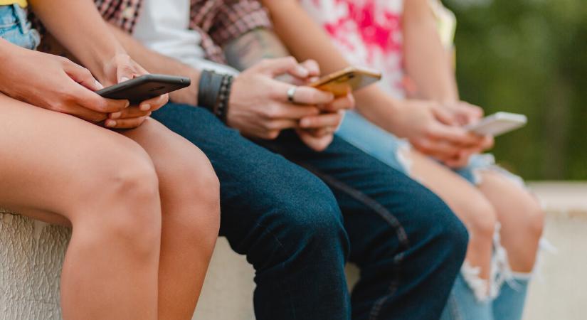 Teljes közösségimédia-tilalom jön egy uniós országban a 16 éven aluliak számára