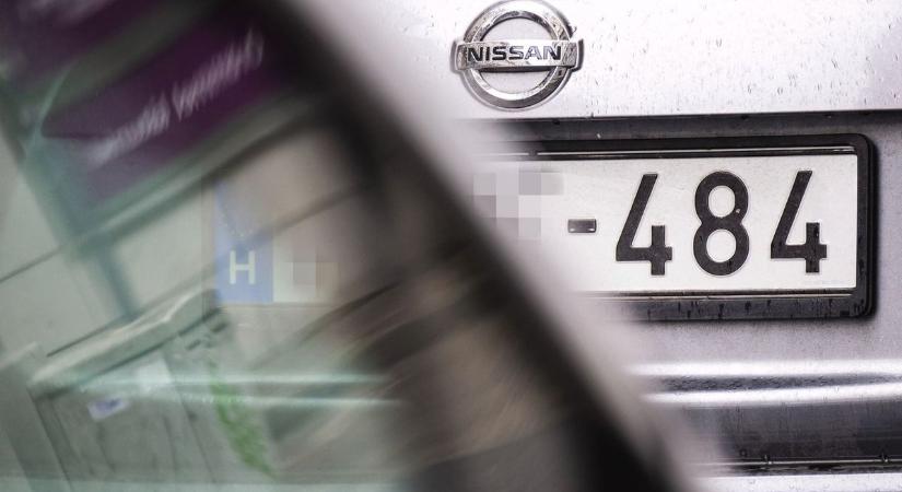 Elhagyta a rendszámát, papírcetlikkel oldotta meg a pótlást a vasi nő