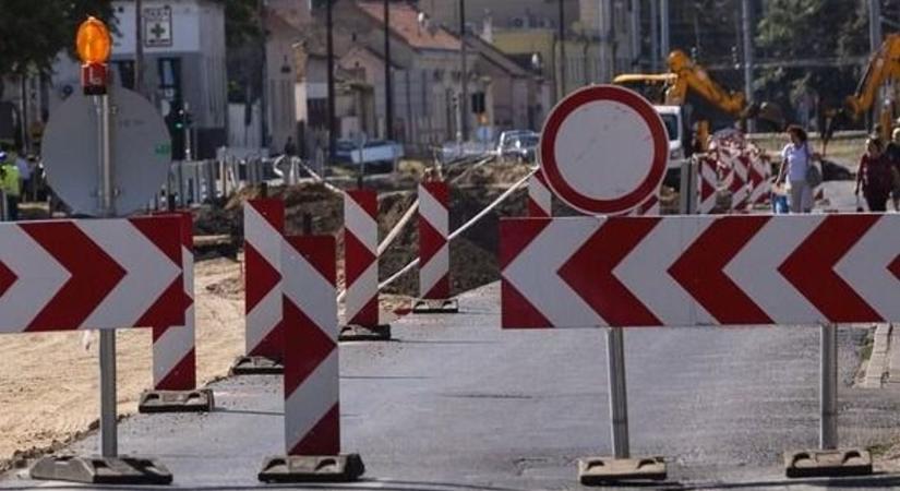 Lezártak egy forgalmas vasúti átjárót Pécsen! Mutatjuk a részleteket