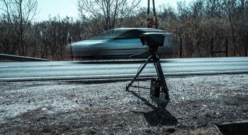 Majd' felgyulladt a traffipax, kisvárosnyi autós akadt fenn ezeken az utakon