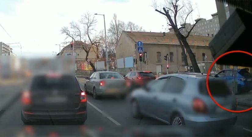 A járdán száguldozva előzte meg az álló kocsisort egy pofátlan autós Budapesten - videó