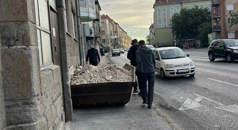 Vigyázz! Életveszélynek vannak kitéve a gyalogosok a Rákóczi úton (VIDEÓ)