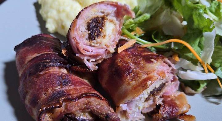 Fügével töltött sertéskaraj: szalonnaköntös tartja szaftosan