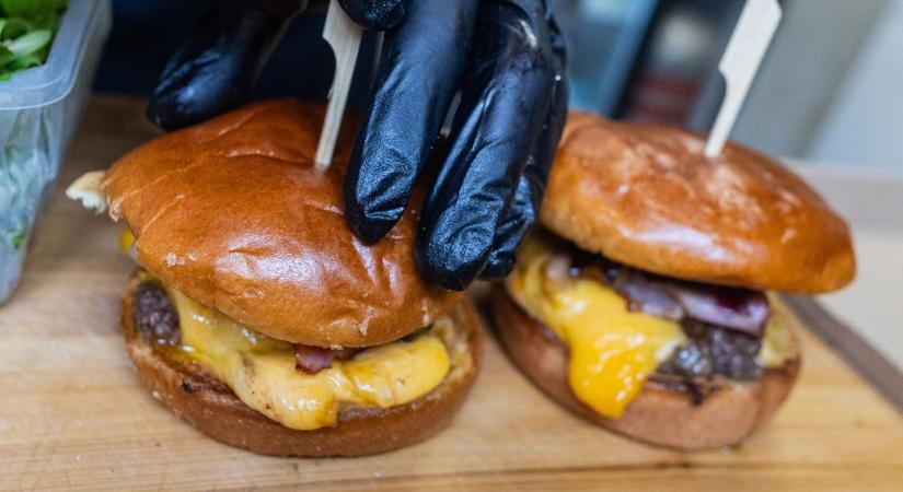 Amerikai őrület titkát árulta el a tatai séf, videón, ahogy a smash burger készül