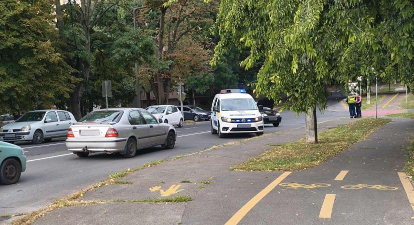 Felborult egy autó és ezzel a béke is a Béke utcában