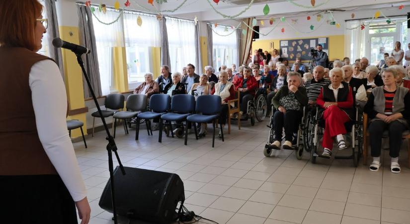 Tortával és műsorral köszöntötték az időseket Pakson