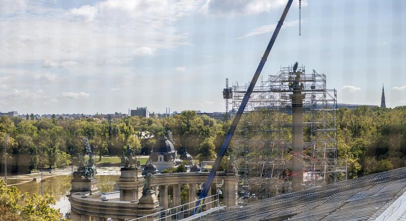 Túl rossz állapotban volt, csak jövőre kerülhet vissza Gábirel arkangyal szobra a Hősök terére