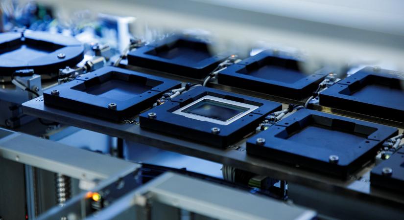 Tényleg nincs lehetetlen: AMD CPU-t gyárthat az Intel