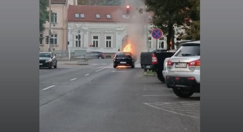 Megdöbbentő jelenetek Miskolcon – egy autó kapott lángra csütörtök reggel