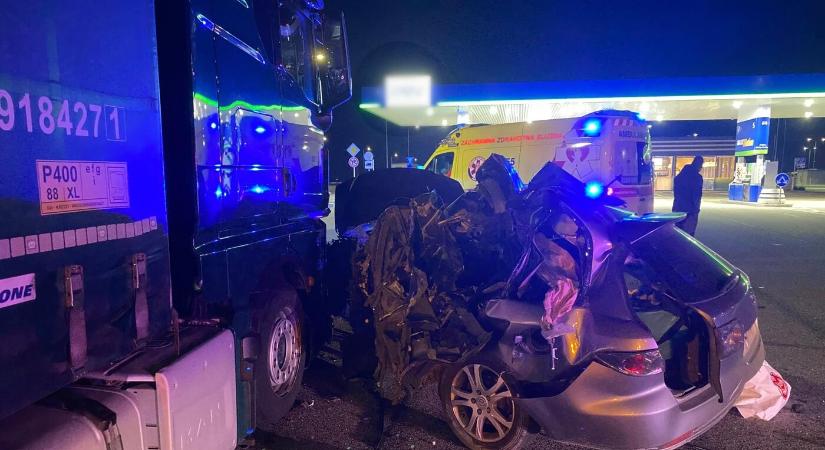 TRAGÉDIA: Parkoló kamionba csapódott egy személyautó, a sofőr életét vesztette