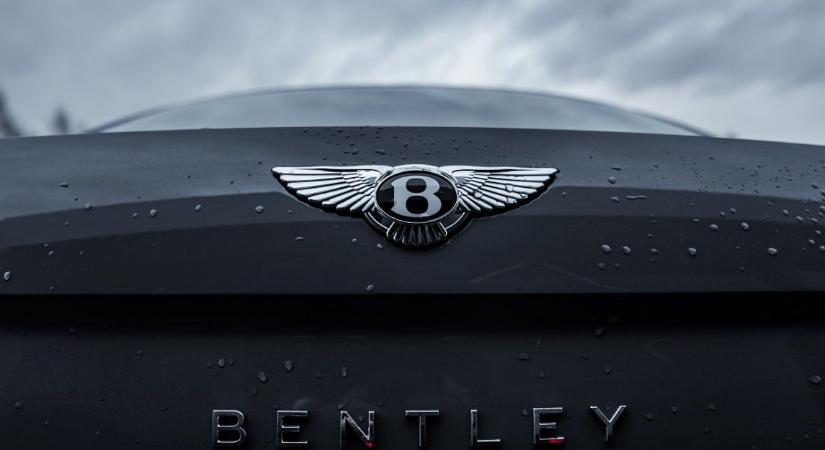 Tengerbe csúszott egy 74 éves nyugdíjas a 23 milliós Bentley luxusautójával, pár percen múlt az élete