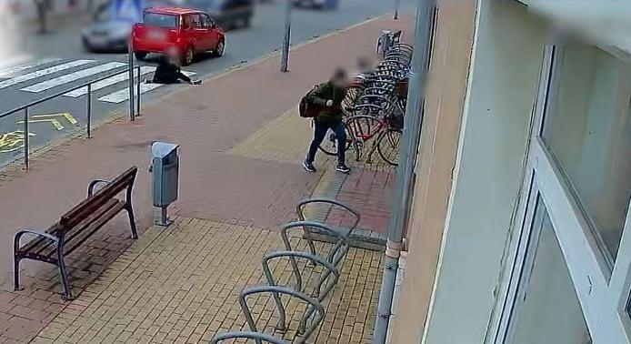 Zebrán ütött el egy diáklányt egy autós, megállt, majd inkább elhajtott – videó
