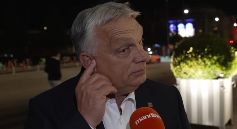 Hadházy arról posztolt, hogy Orbán Viktor fülében valamiféle készülék van, Orbán kiröhögte