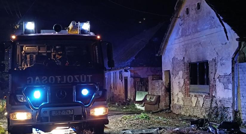 Idős férfi halt meg a háztűzben, négy embert szállítottak kórházba a baleset helyszínéről