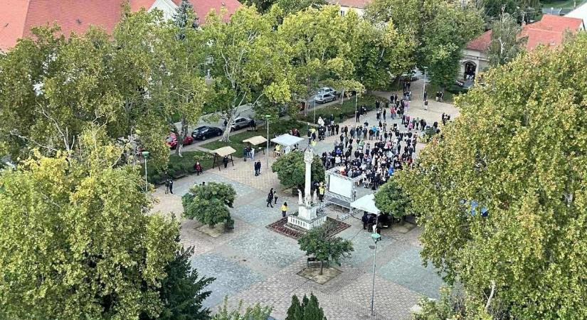Jelentős csúszással érkezett, s kevesen voltak kíváncsiak Magyar Péterre Celldömölkön