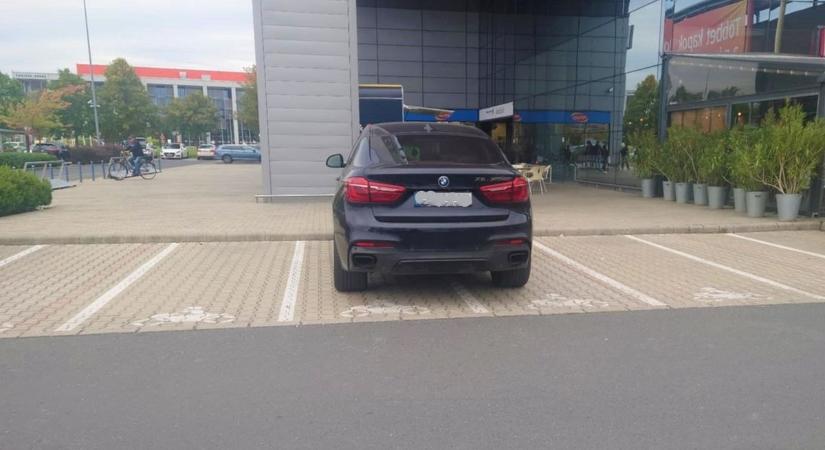 A hét sofőrje megtalálta a helyét a zalai bevásárlóközpont parkolójában
