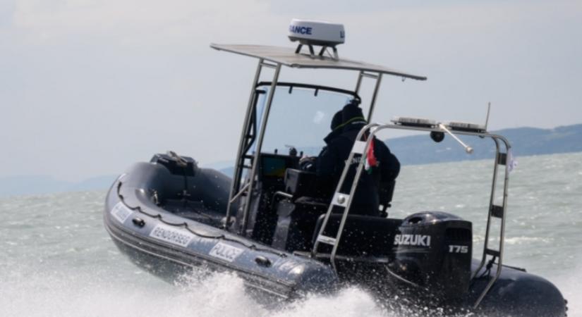 Vízbe esett horgászt mentettek ki a balatoni vízirendőrök