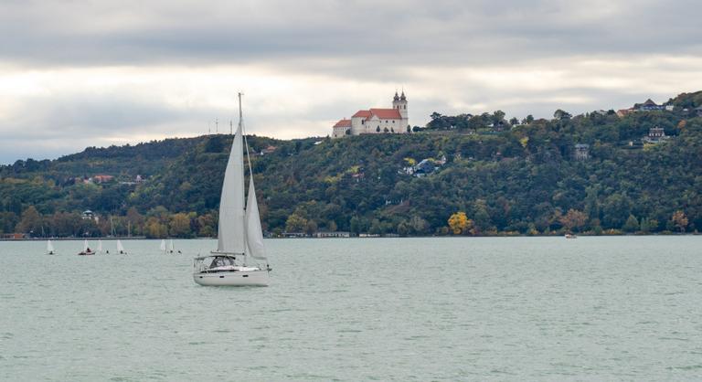 Ennyi idő lenne kipihenni a munkastresszt, de a magyarok erről csak álmodhatnak