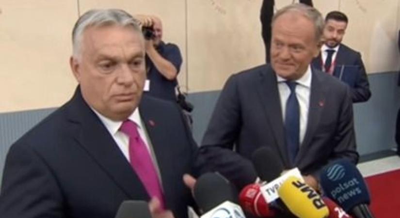 Ennyit erről: Donald Tusk odament Orbán Viktorhoz, hogy beléfojtsa a szót az újságírók előtt, nem jött össze (VIDEÓ)
