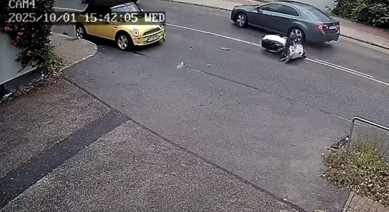 Egy hajszálon múlt, hogy nem a robogóst gázolták el, csak a járművét Budaörsön – videó