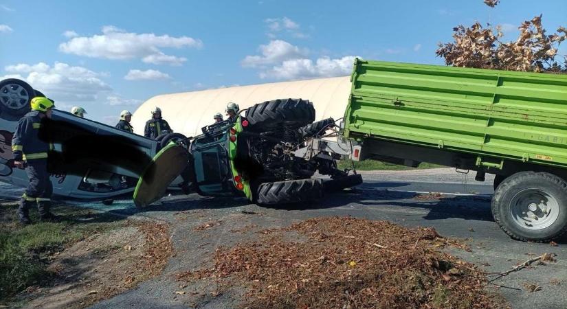 Brutális baleset történt a 63-ason: furgon és kis traktor ütközött