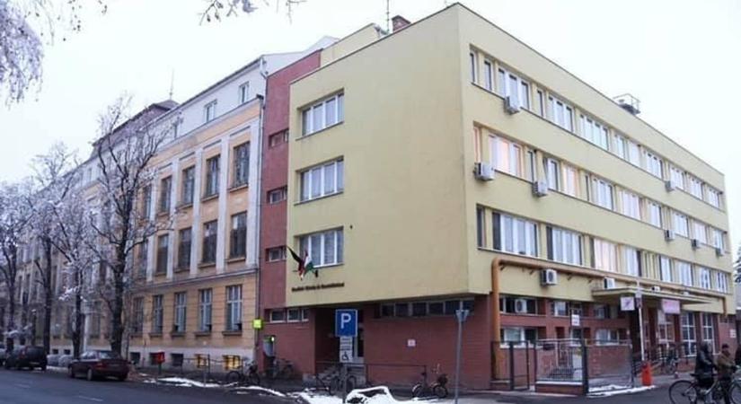 Bezár a kórház belgyógyászatának fekvőbeteg ellátása, ide kell mostantól utazni