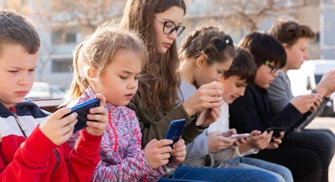 Se Facebook, se TikTok, se Instagram 16 év alatt – az Európai Unióban elsőként Görögország szigorítja a közösségi média használatot