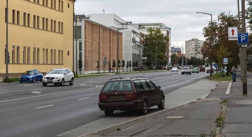 Egy város kerülgette az eldurrant Passatot, súlyos véget ért Debrecen legabszurdabb parkolása – fotókkal