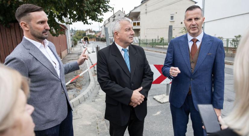 A közművektől az aszfaltozásig – ebben a városban így csinálják, ha hozzányúlnak egy utcához (galéria, videó)