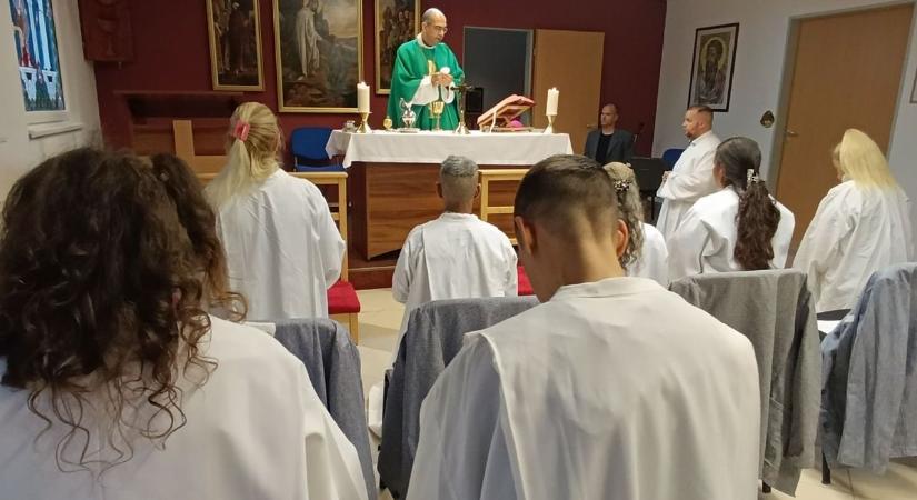 Tiszta lappal – keresztelő és bérmálás a szombathelyi börtönben