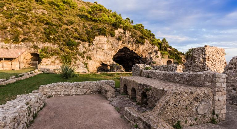 Sárgolyókkal dobálták meg a helyiek a régészt, aki elvitte volna Tiberius luxusvillájának szobrait