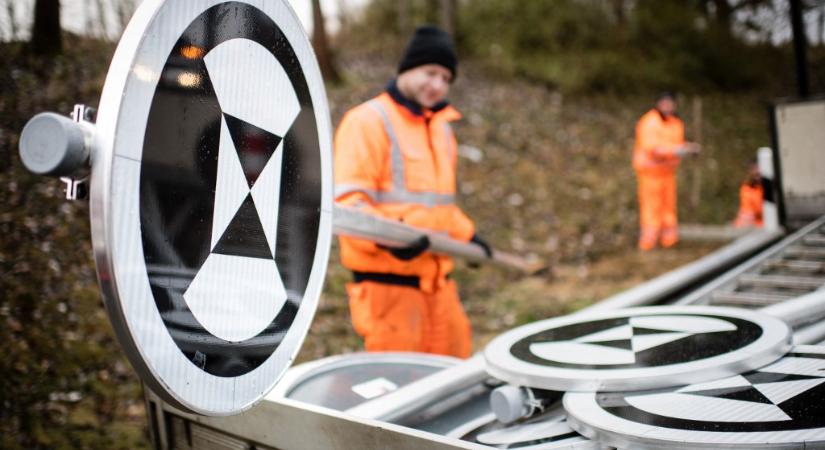 Európában egyetlen helyen vannak ilyen fura táblák