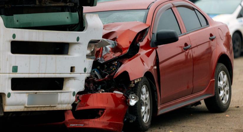 Baleset a 6-os főúton – félpályás lezárás van érvényben