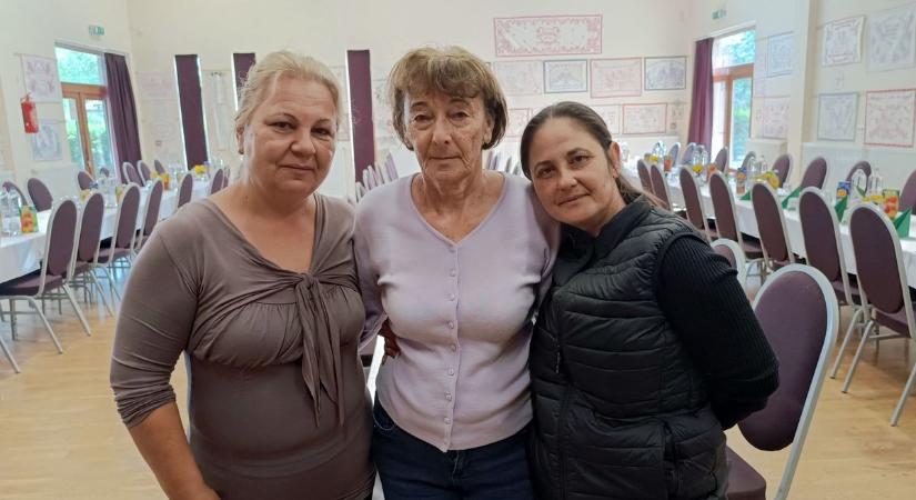 Régi konyhák hangulata egy különleges kiállításon, falvédőkre hímzett filléres igazságokat láthatunk – galériával