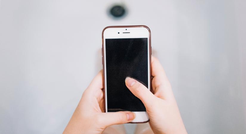 Telefontöltővel ment fürödni, meghalt az édesanya