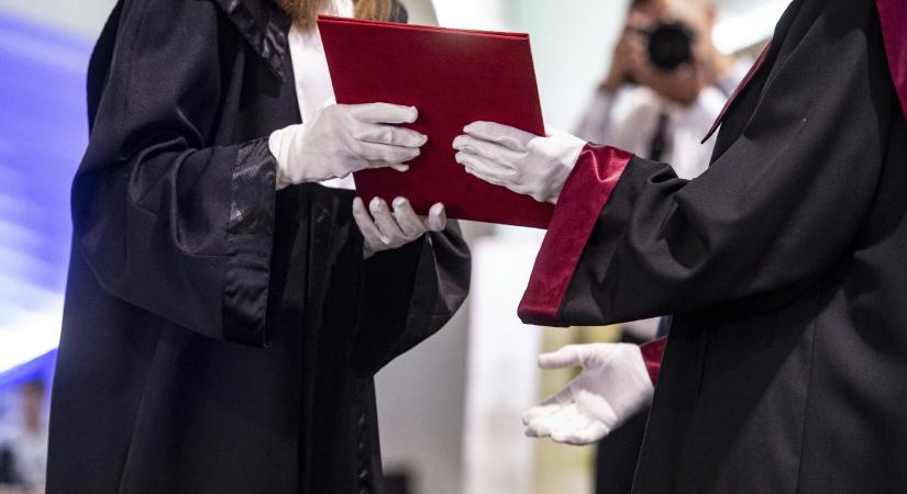 Nálunk lehet a legtöbbet nyerni a diplomával, de egy másik adat miatt szégyenkezhet a kormány