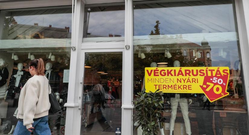 Végkiárusítás a Fő téren: akár 70 százalékkal olcsóbban is vihetjük a portékákat!