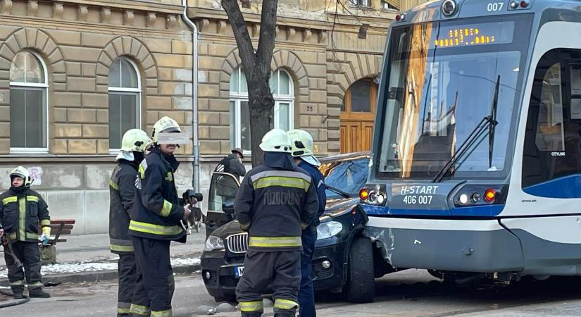 Személyautóval ütközött tegnap a tram-train Szegeden, egy ember megsérült