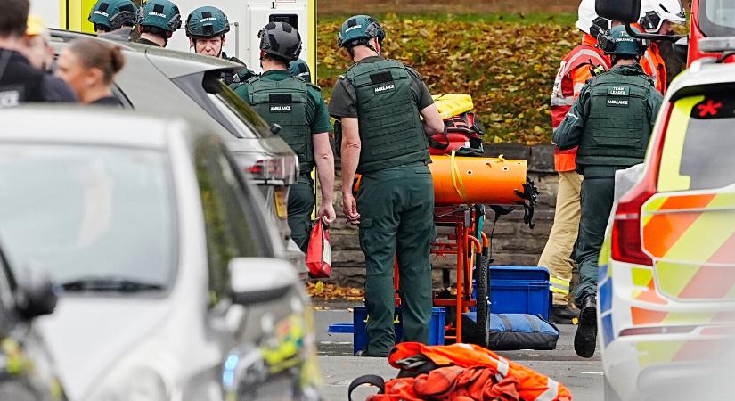 Vérfürdő Manchesterben: autóval hajtottak a tömegbe egy zsinagóga előtt