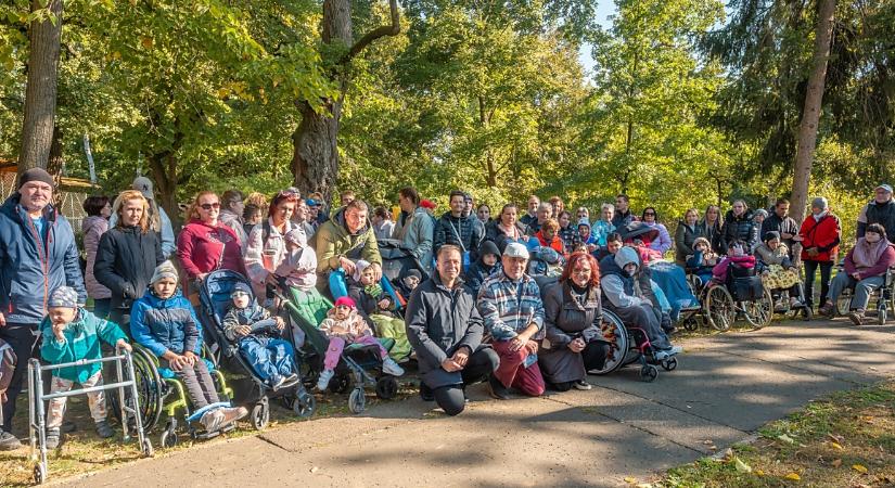 Különleges nap: 130 testi és szellemi fogyatékossággal élő látogató ismerkedhetett meg a Zoo Debrecen lakóival – fotókkal