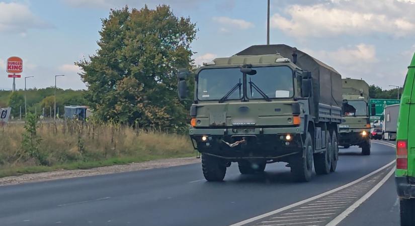 Így vonultak át a katonák Székesfehérváron (videóval)