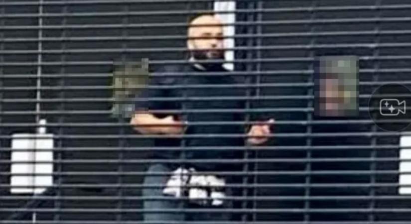 Késsel és autóval támadtak egy Manchester melletti zsinagóga gyülekezetére, ketten meghaltak