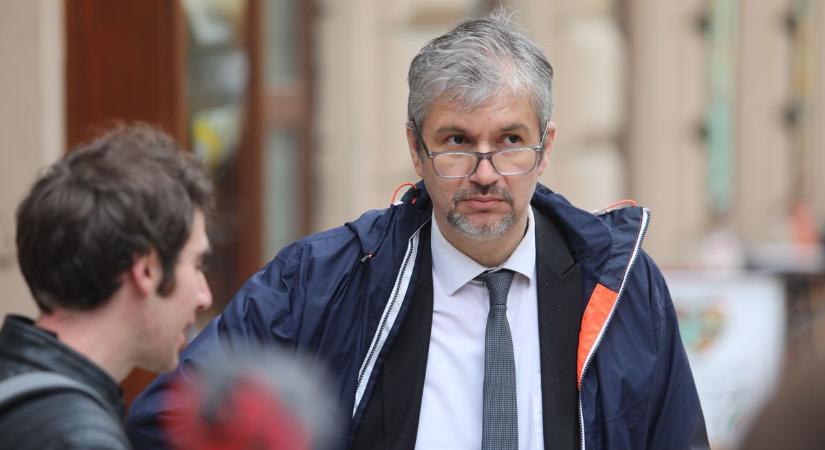 Nem tud leállni az udvari bolond Hadházy, még mindig azt gondolja, hogy Orbán Viktor fülében "kémfüllhallgató" van
