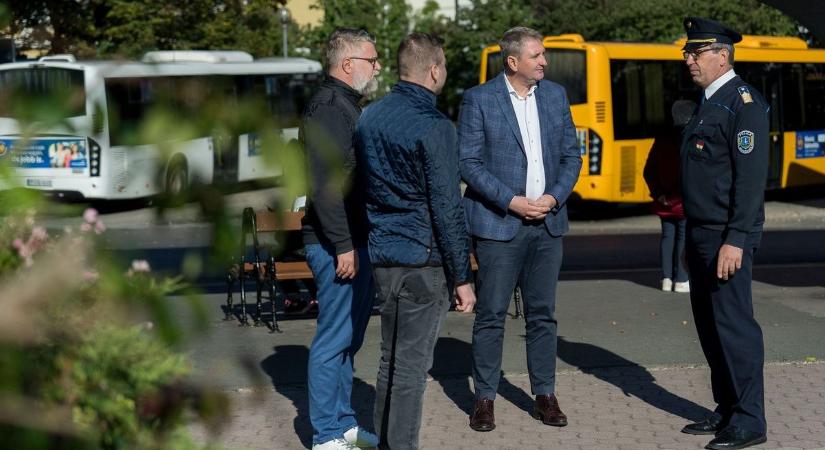 Fokozott a rendőri jelenlét Eger egyik központi helyén, erőszakos kéregetőkre panaszkodtak a helyiek