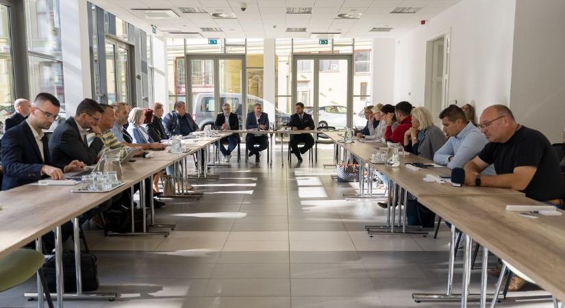 Uniós pályázati lehetőségekre hívták fel a figyelmet az egri városházán